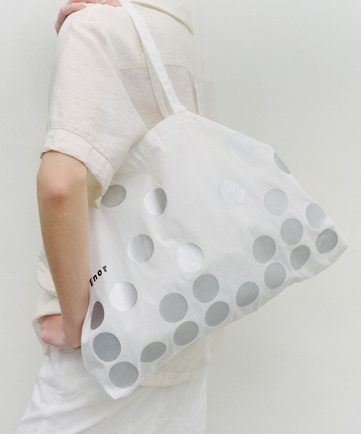 엔오르 스튜디오(ENOR STUDIO) SILVER DOT ECO BAG - WHITE