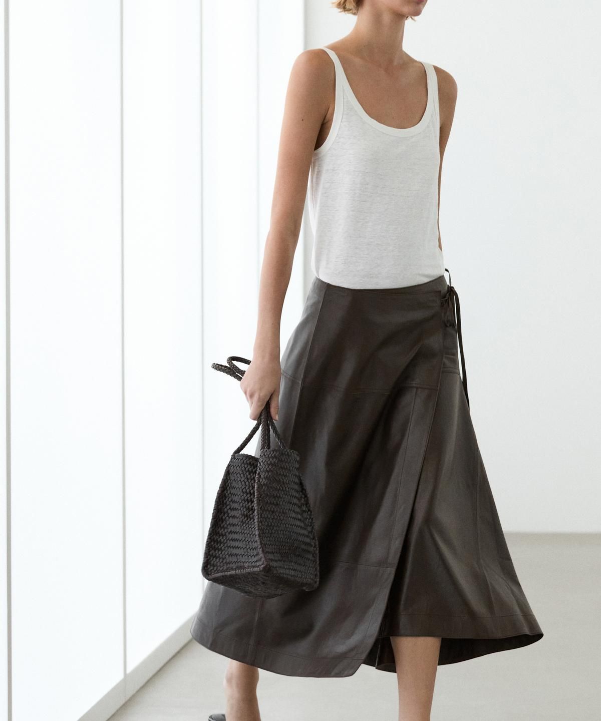 마시모두띠(MASSIMO DUTTI) 나파 가죽 보우 디테일 미디 스커트