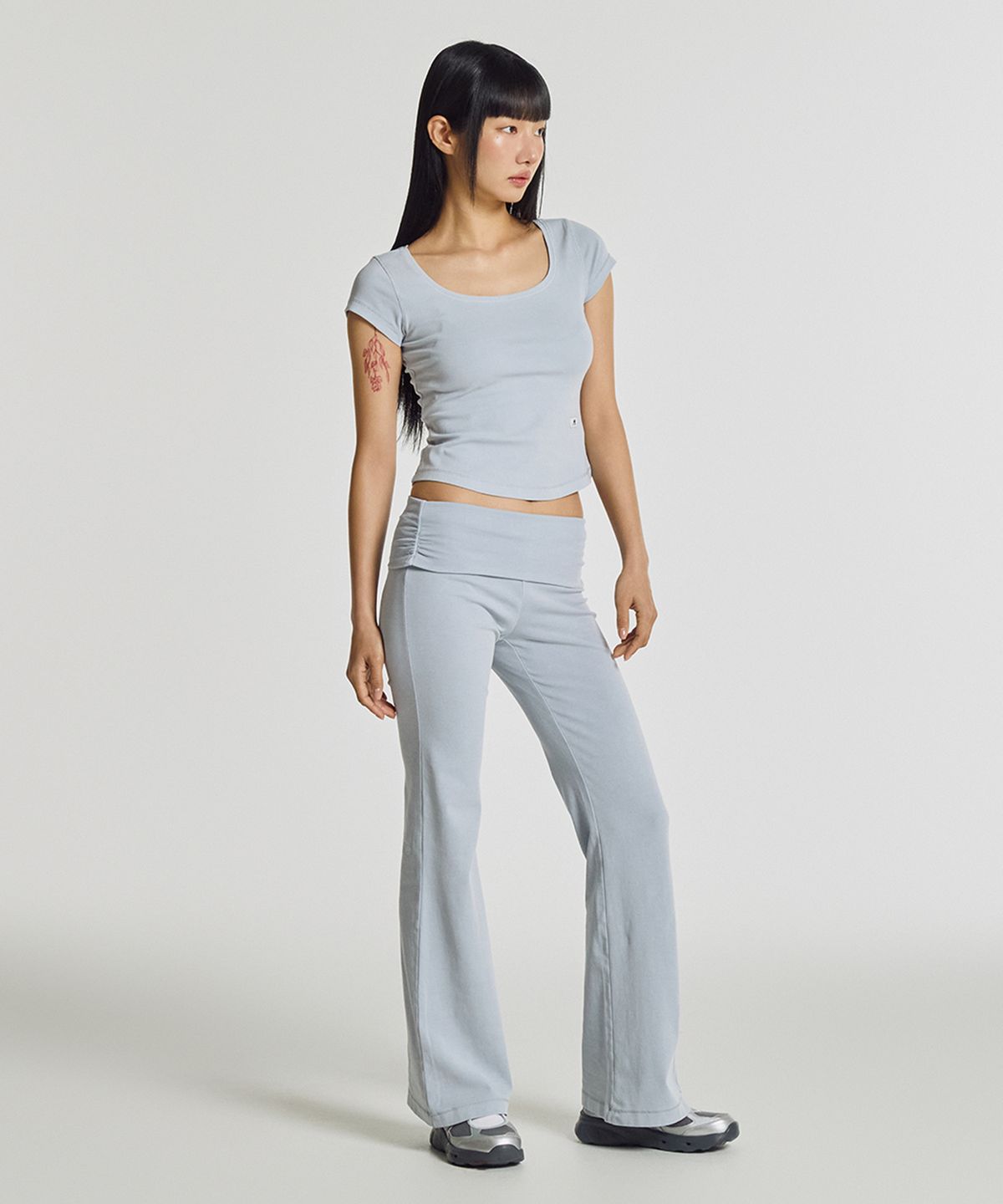 뉴발란스(NEW BALANCE) NBMLG2W472 / WOMEN 핏티드 폴디드 플레어 팬츠 (DYEING BLUE)