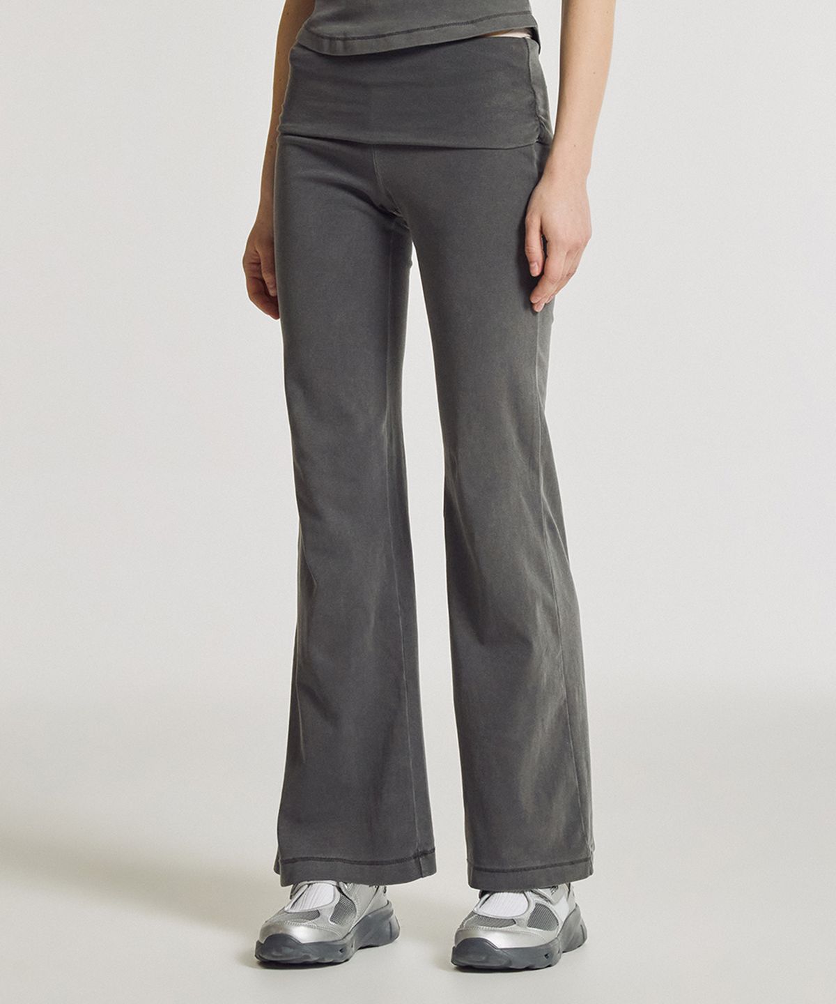 뉴발란스(NEW BALANCE) NBMLG2W472 / WOMEN 핏티드 폴디드 플레어 팬츠 (DYEING CHARCOAL)