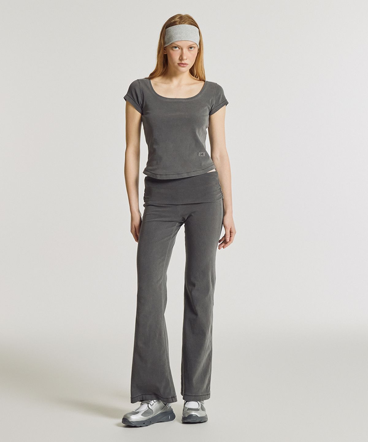 뉴발란스(NEW BALANCE) NBMLG2W472 / WOMEN 핏티드 폴디드 플레어 팬츠 (DYEING CHARCOAL)