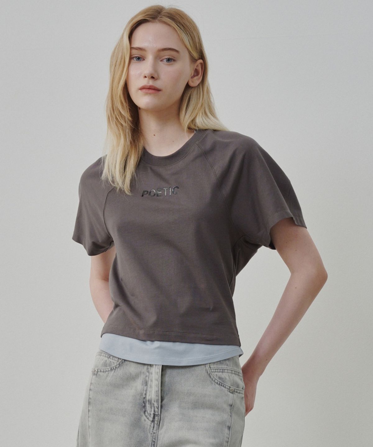 올리브 데 올리브(OLIVE DES OLIVE) 등판 트임 그래픽 티셔츠 OE6ME5040