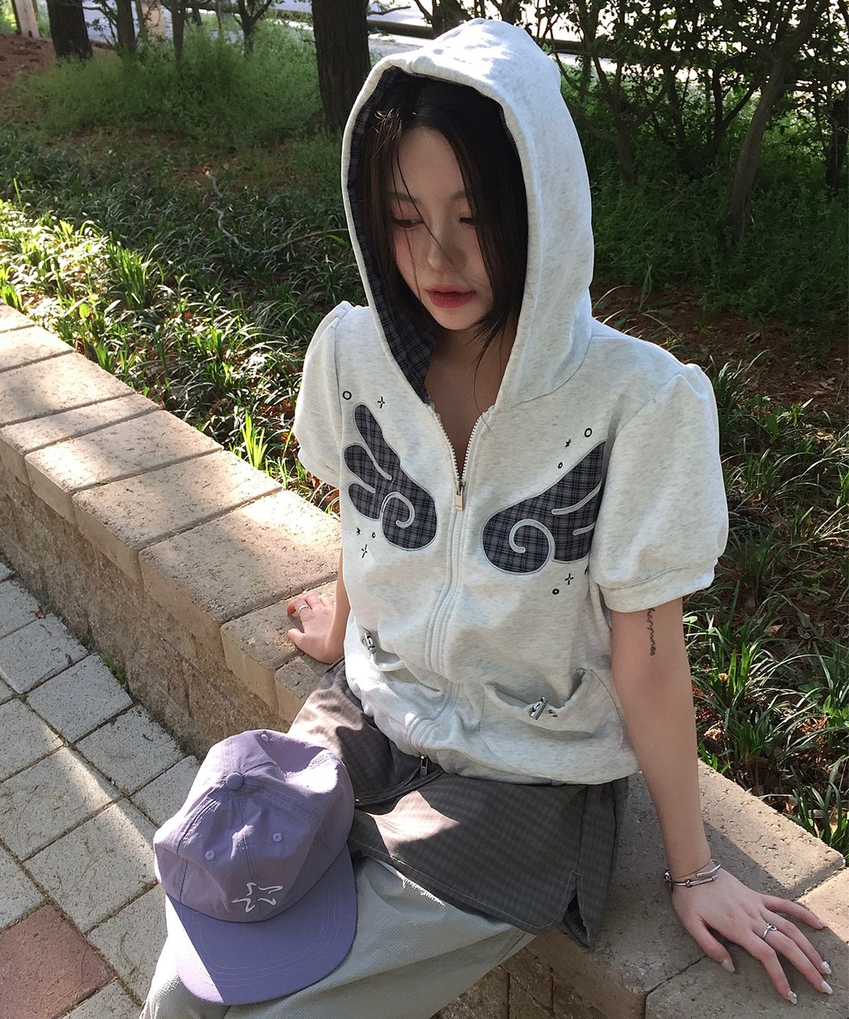 썸플레이스(SOME PLACE) 엔젤 후드 체크 배색 디테일 포켓 스트링 퍼프 반팔 후드집업 [백메란지]