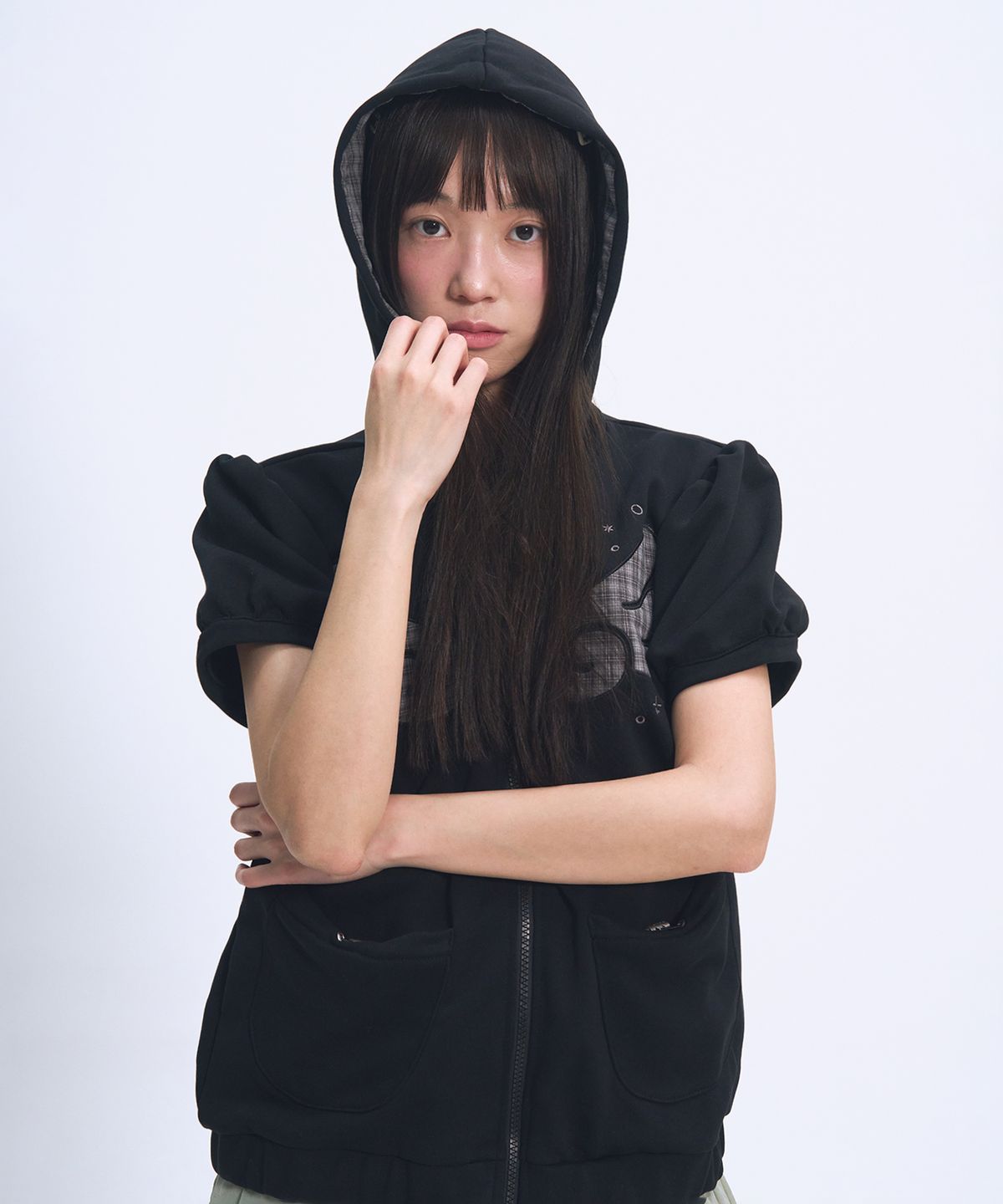 썸플레이스(SOME PLACE) 엔젤 후드 체크 배색 디테일 포켓 스트링 퍼프 반팔 후드집업 [블랙]