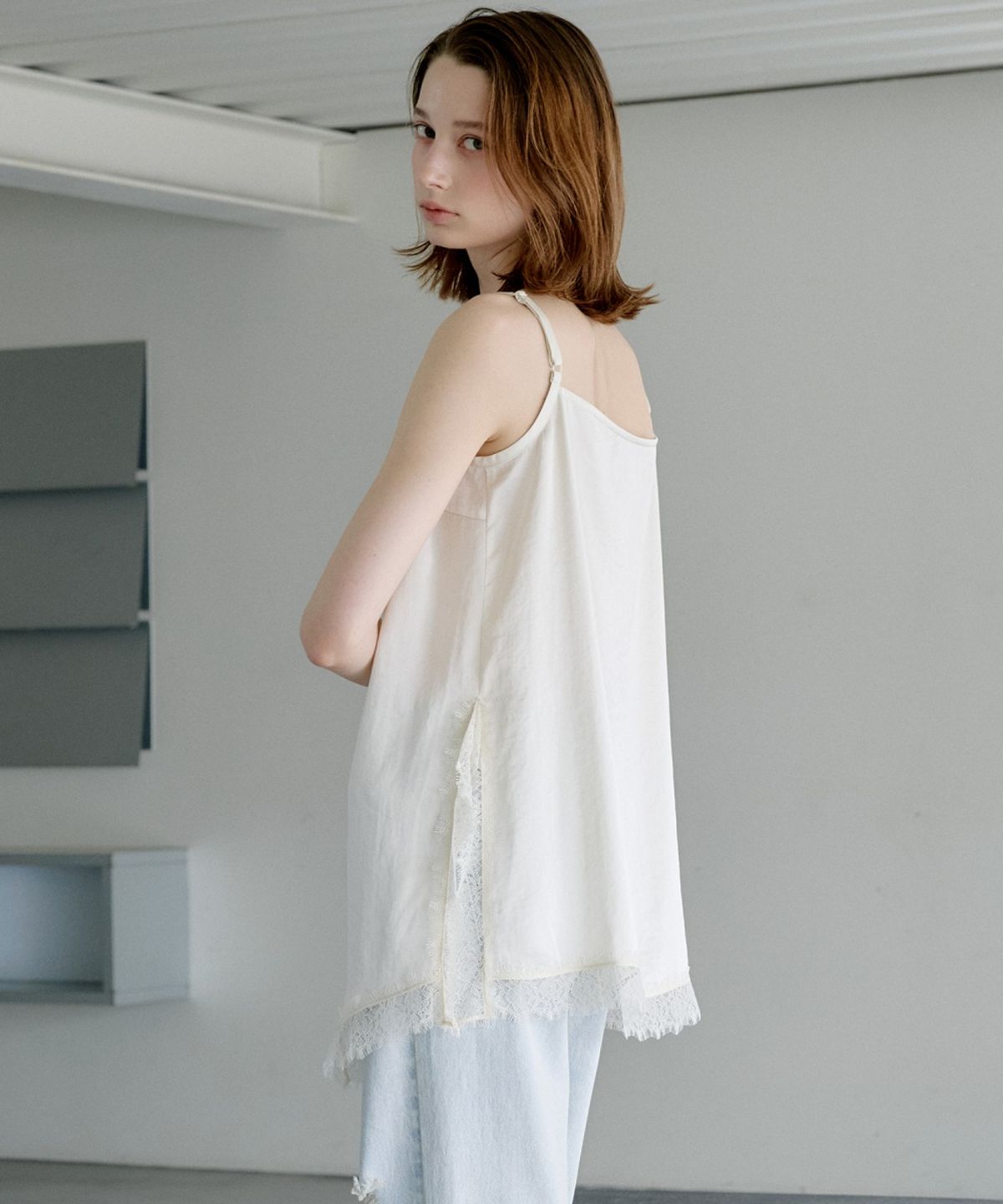 올리브 데 올리브(OLIVE DES OLIVE) 언발 레이스 슬리브리스 원피스 OW6MO4120
