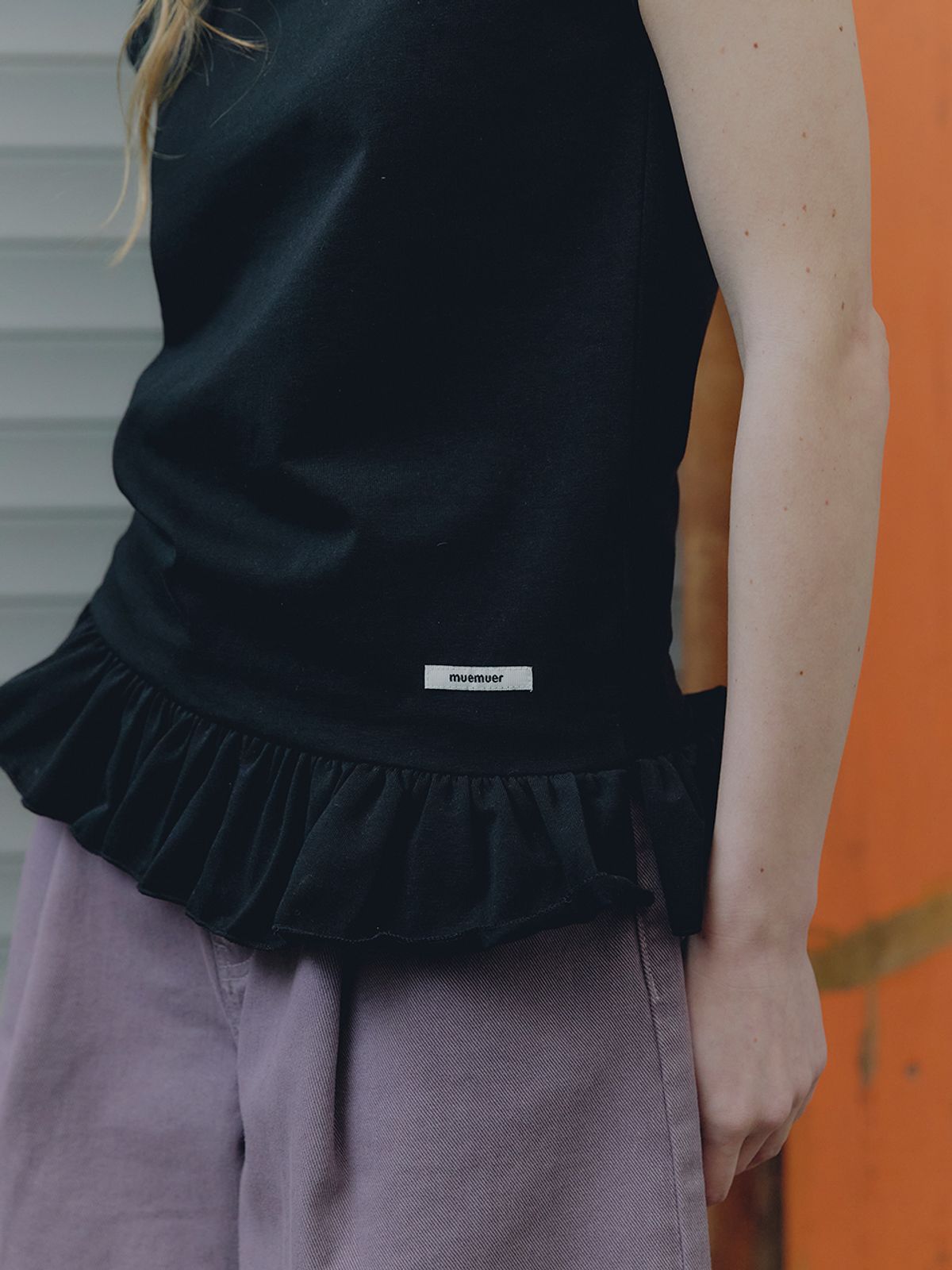 뮈뮈에르(MUEMUER) Frill Short Sleeved Slim T-Shirt MU2633TS304M