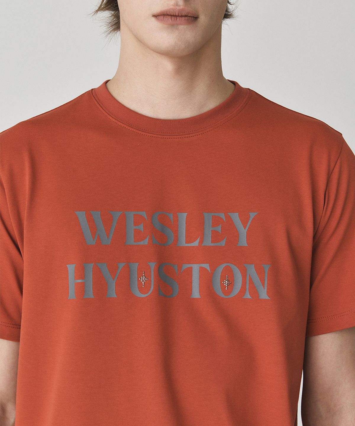 웨슬리 휴스턴(WESLEYHYUSTON) Quiet logo detail t shirt orange