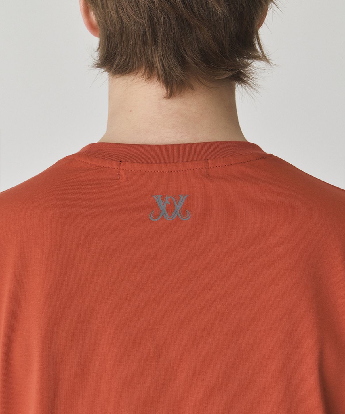웨슬리 휴스턴(WESLEYHYUSTON) Quiet logo detail t shirt orange