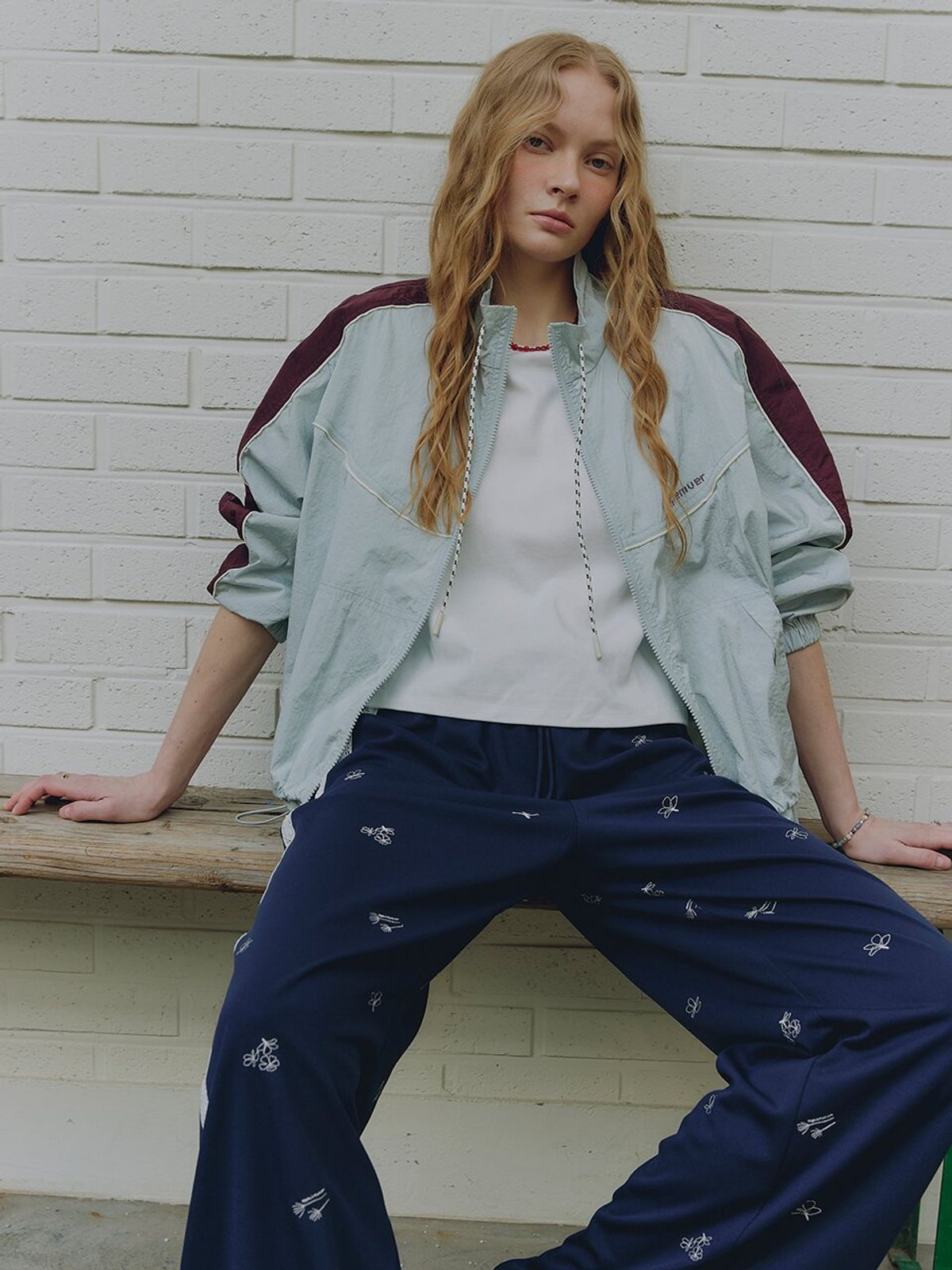 뮈뮈에르(MUEMUER) Flower Embroided Track Pants MU2633PT303M