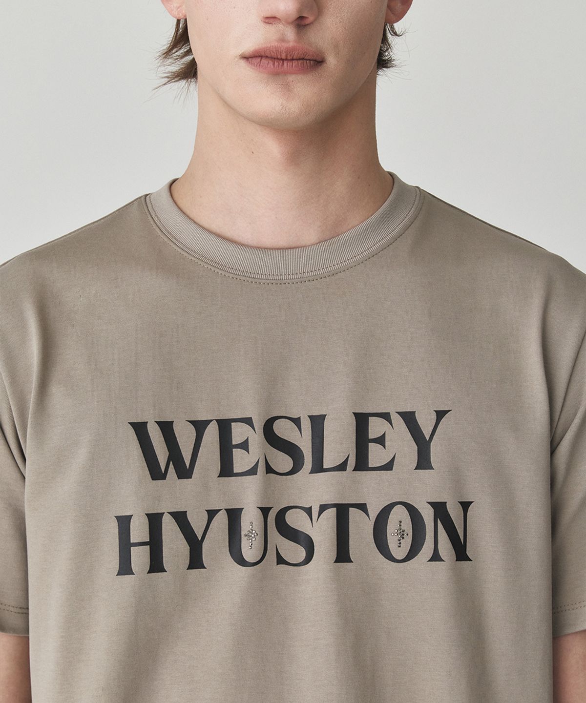 웨슬리 휴스턴(WESLEYHYUSTON) Quiet logo detail t shirt beige