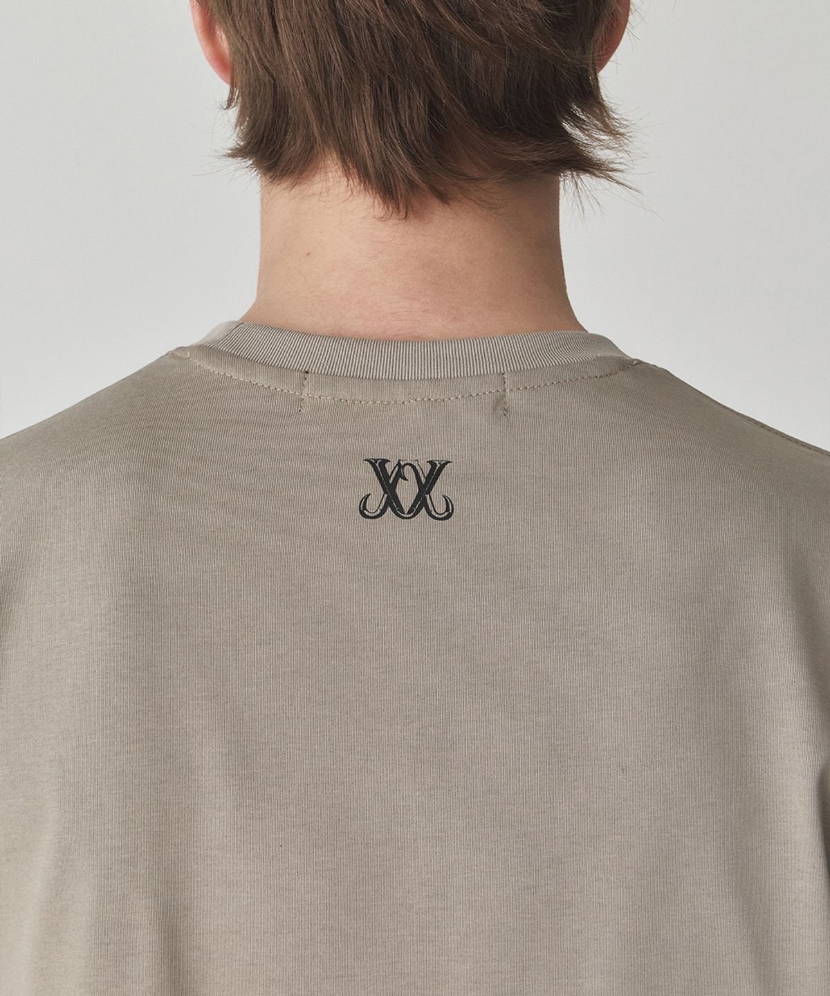 웨슬리 휴스턴(WESLEYHYUSTON) Quiet logo detail t shirt beige
