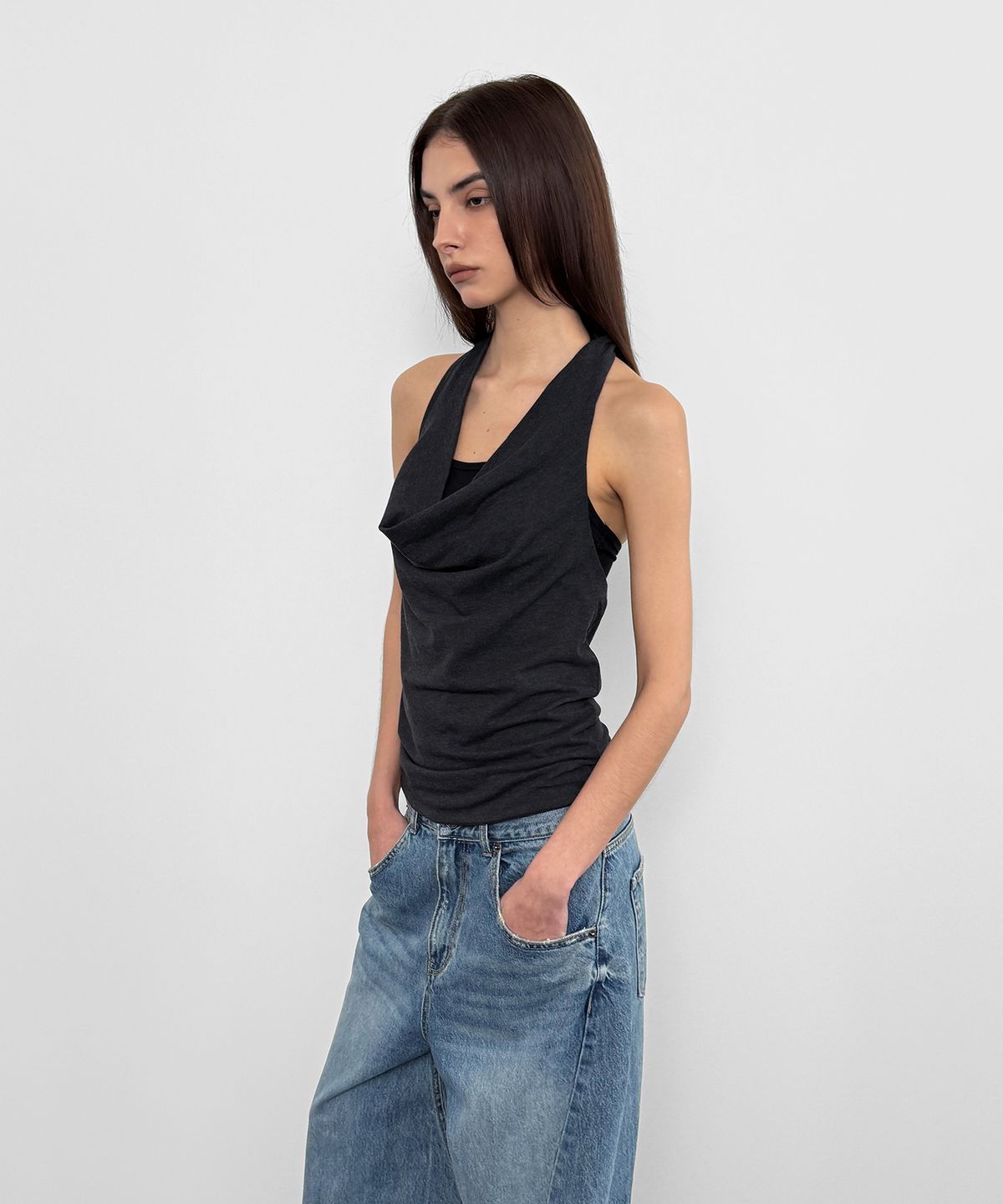 샌드릭(SANDRIC) Draped Halter Sleeveless_Charcoal