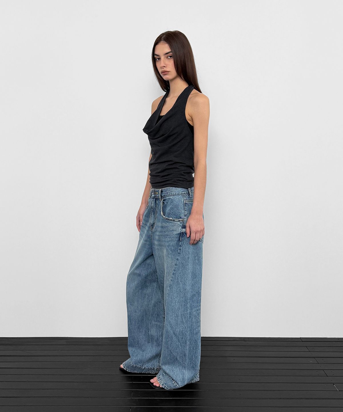 샌드릭(SANDRIC) Draped Halter Sleeveless_Charcoal