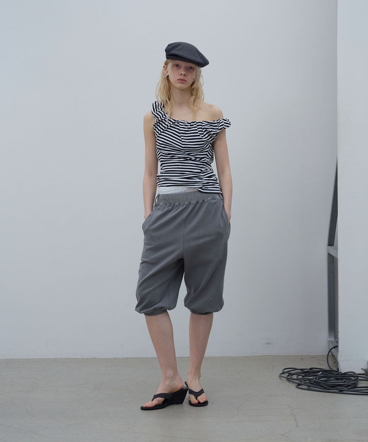 엘씨디씨티엠(LCDC™) STRIPE OFF SHOULDER TOP (BLACK)