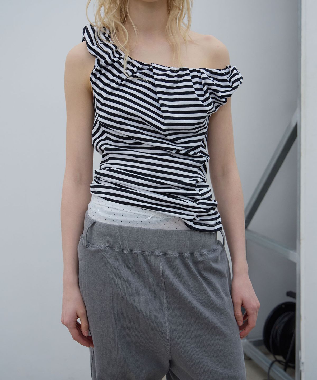 엘씨디씨티엠(LCDC™) STRIPE OFF SHOULDER TOP (BLACK)