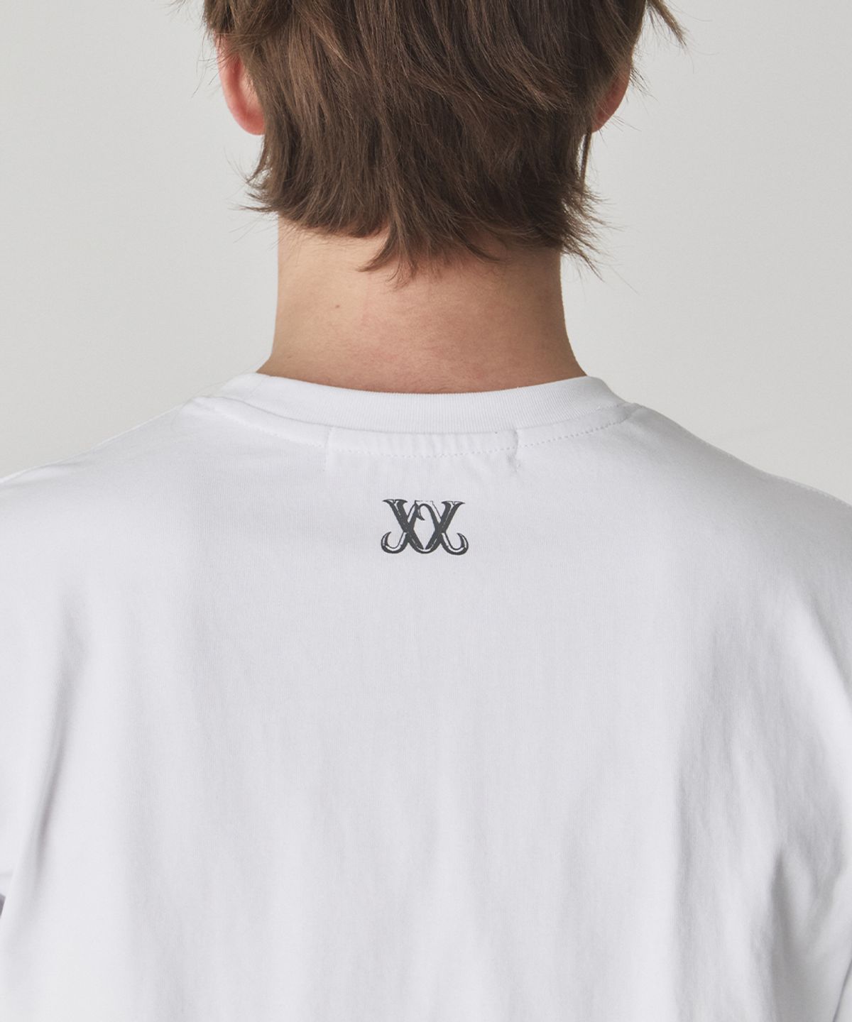 웨슬리 휴스턴(WESLEYHYUSTON) Quiet logo detail t shirt white