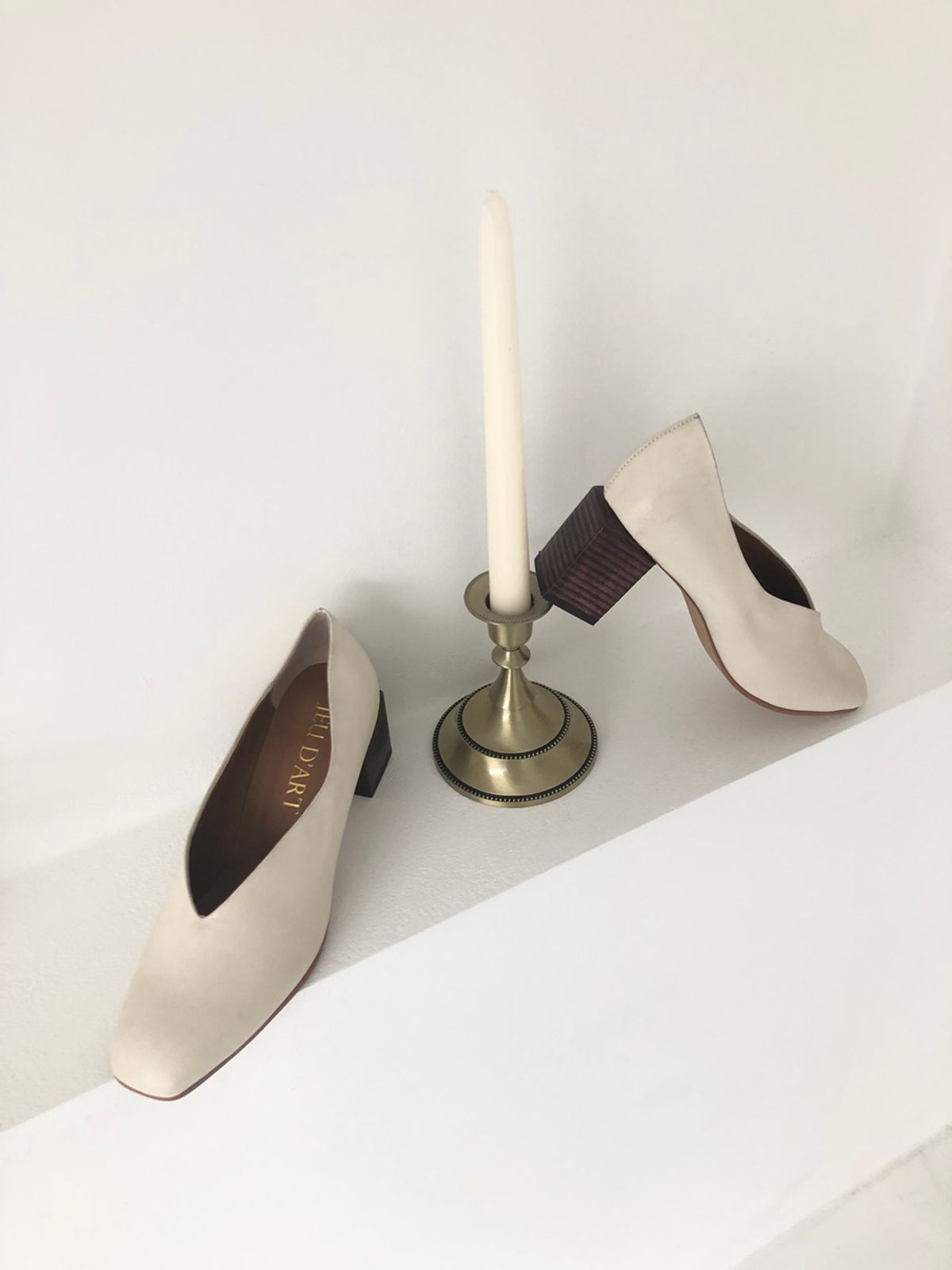 쥬다르(JEU DART) merci squre wood pumps ivory