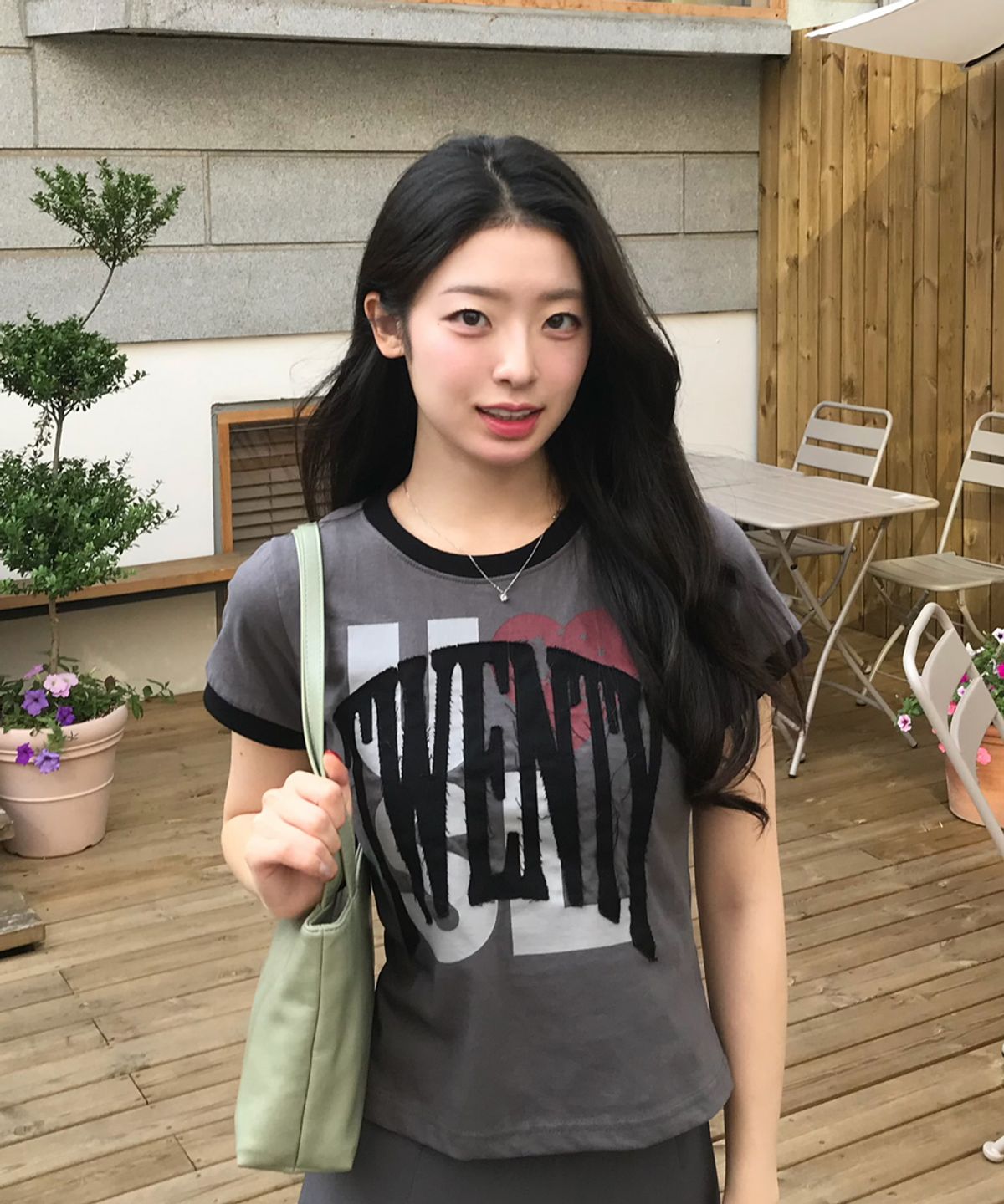 언타이틀 서울(UNTITLED SEOUL) 언타이틀 드립 아플리케 링거 크롭 반팔 차콜
