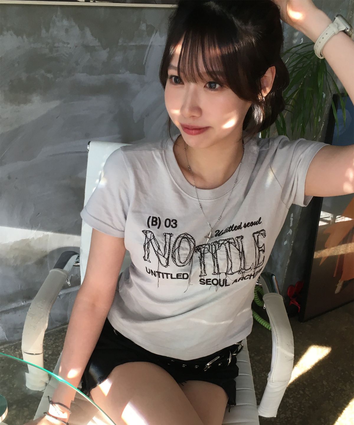 언타이틀 서울(UNTITLED SEOUL) 언타이틀 프레이드 엠브로이더리 크롭 반팔  라이트 그레이