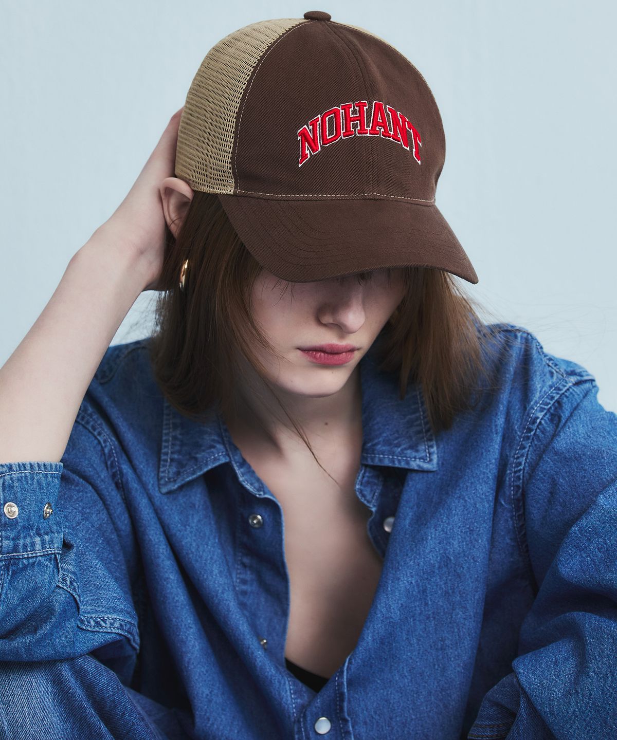 노앙(NOHANT) ARCH LOGO TRUCKER CAP BROWN