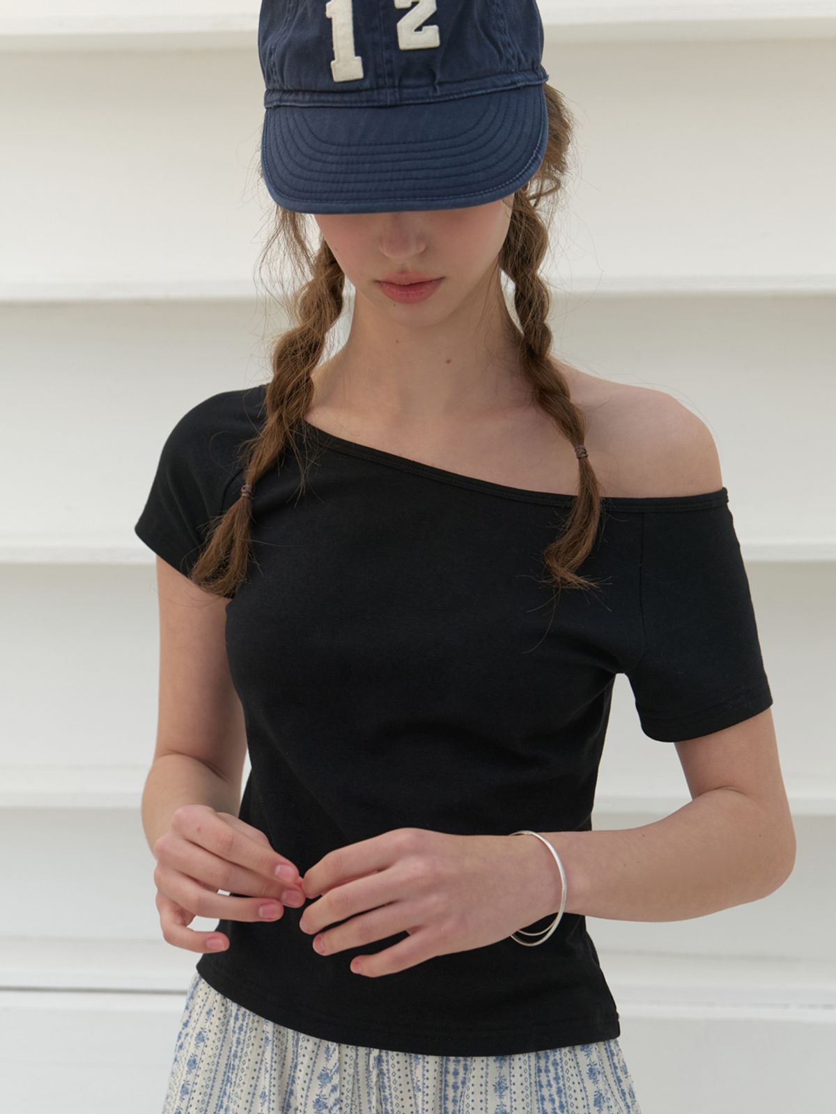 리엘(RE L) Anni off shoulder half t-shirt (black)