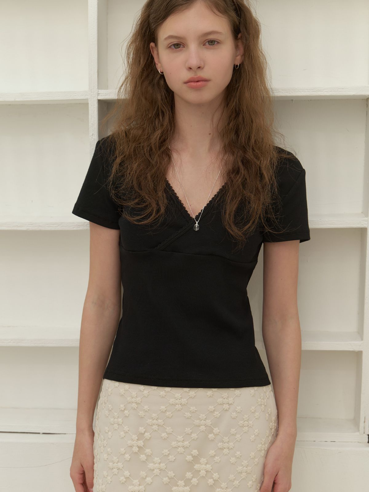 리엘(RE L) Sia v lace half t-shirt (black)