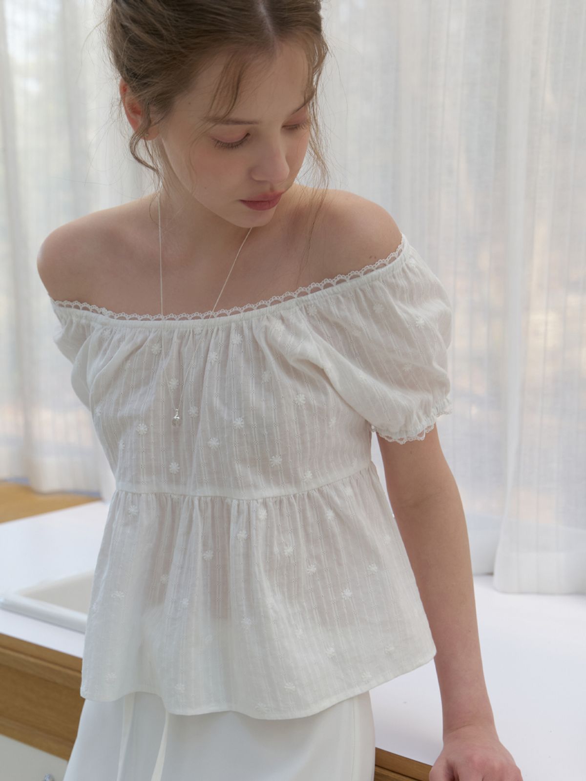 리엘(RE L) Sanne cap sleeve blouse (white flower)