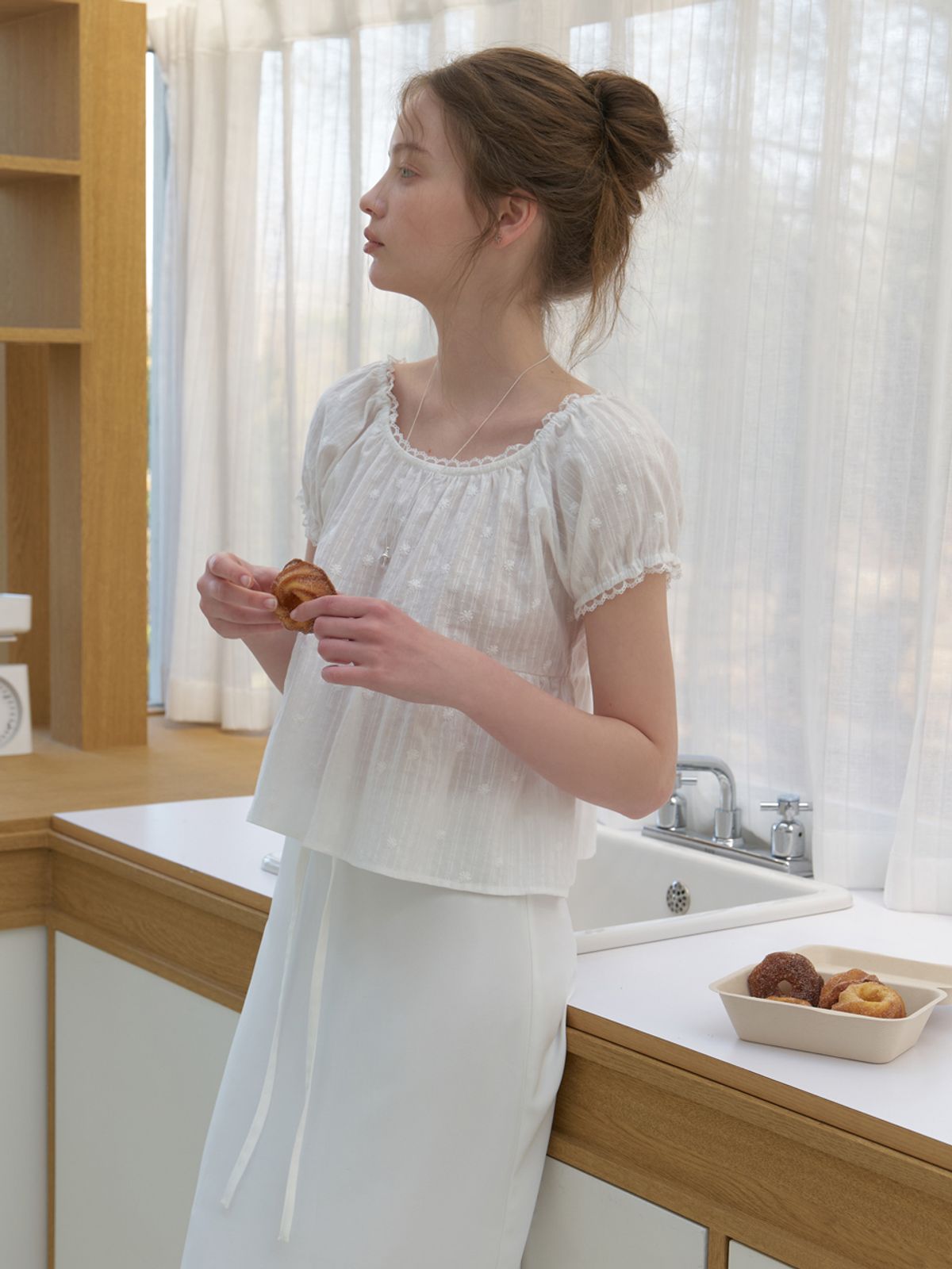 리엘(RE L) Sanne cap sleeve blouse (white flower)