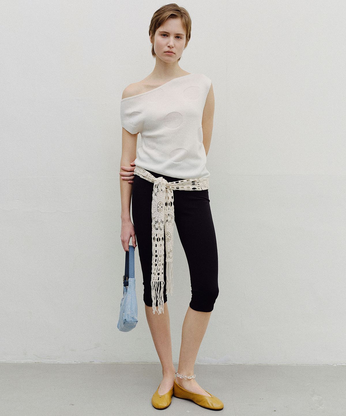 엔오르(EN OR) DOT ONE SHOULDER SLEEVELESS KNIT - CREAM