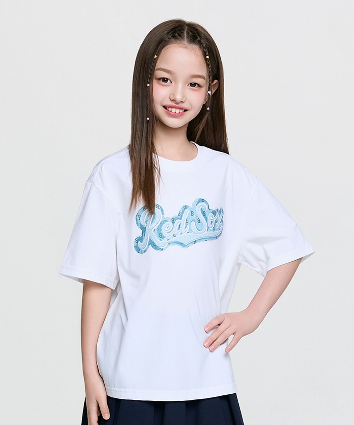 엠엘비 키즈(MLB KIDS) 스트릿 모노그램 데님 컬시브 티셔츠 BOS (White)