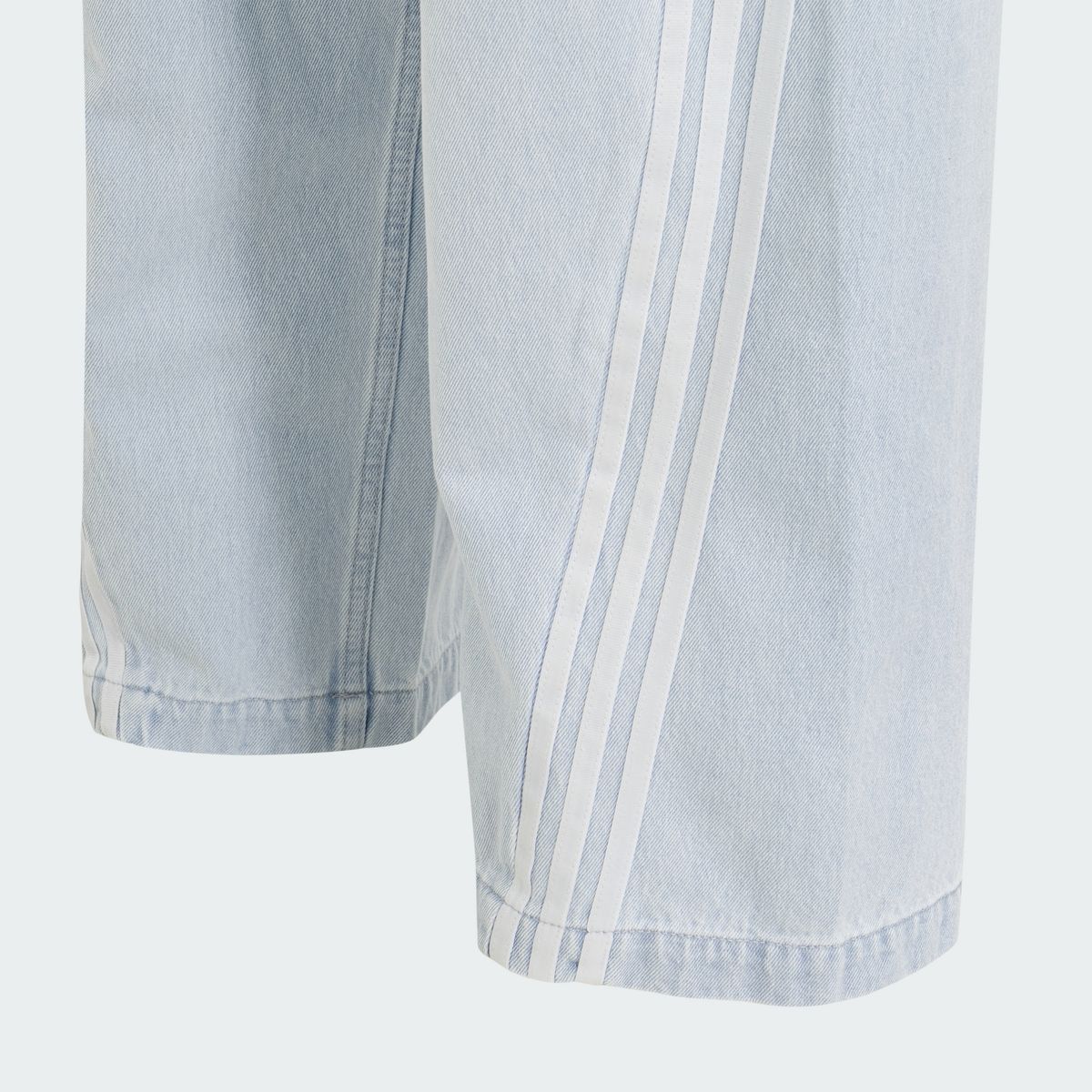 아디다스(ADIDAS) 아딜레늄 시즌 5 데님 진 - 라이트블루 / KX4822