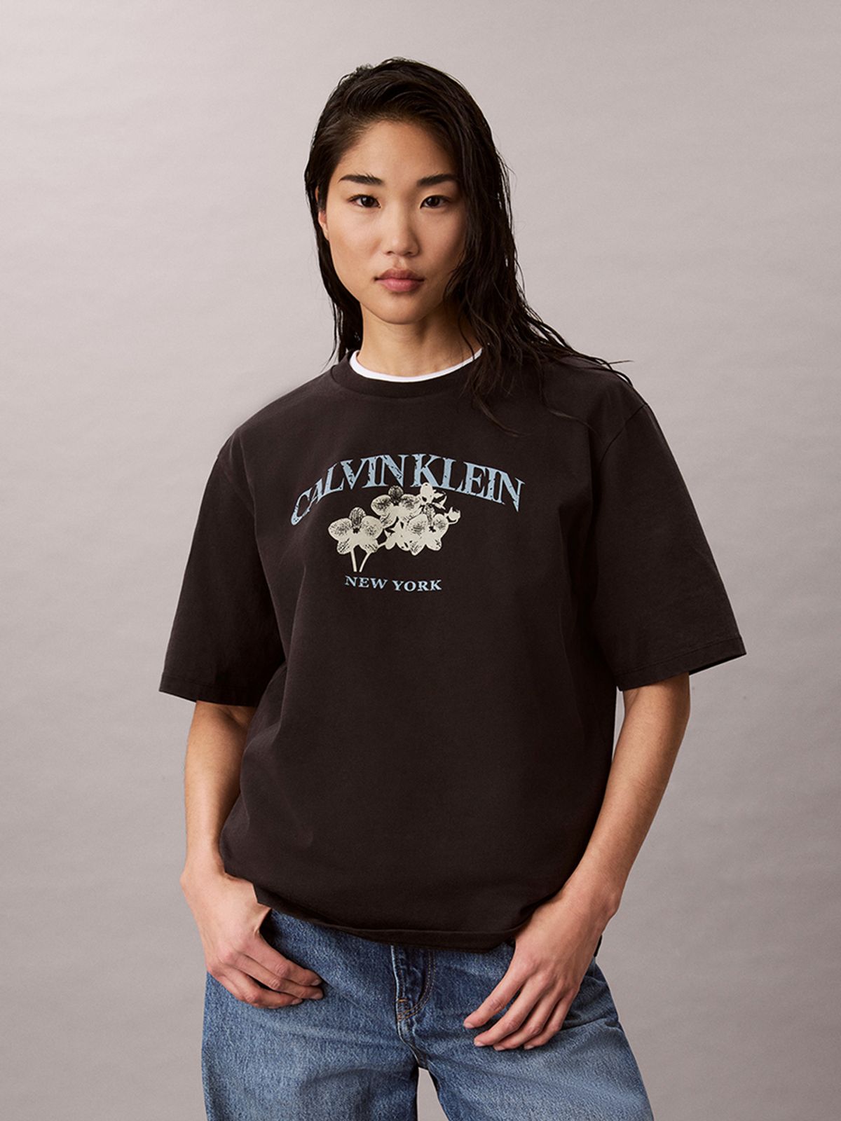 캘빈클라인 진(CALVIN KLEIN JEANS) 여성 로고 그래픽 릴렉스드핏 반팔 티셔츠 A47G837G UB1