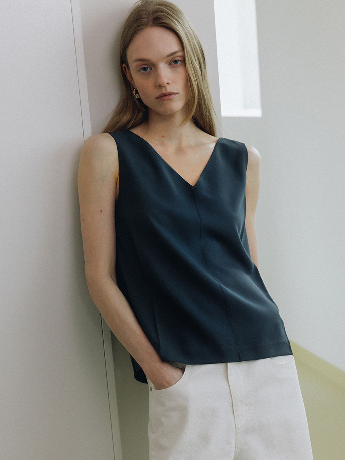 루에브르(LOEUVRE) Cowl-Back Sleeveless Blouse SW6MB724_2color
