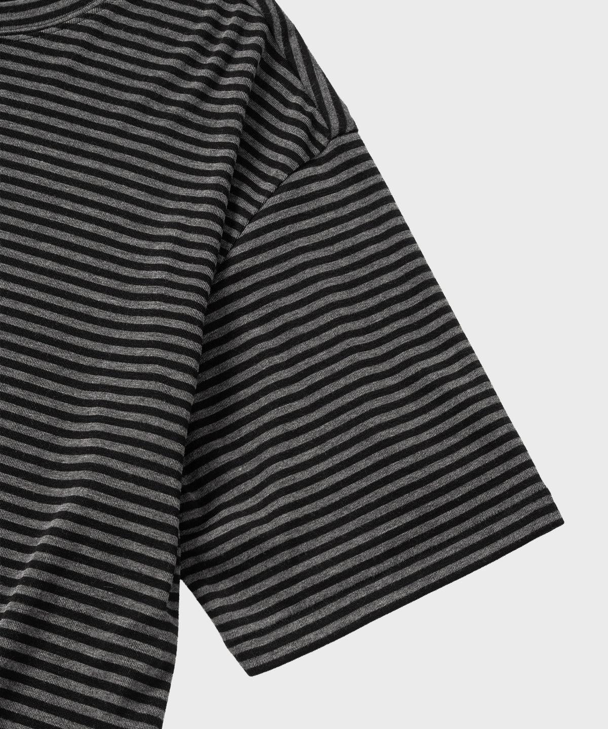 넌블랭크(NONBLANK) 스트라이프 크롭 HS 티셔츠_DARK GREY