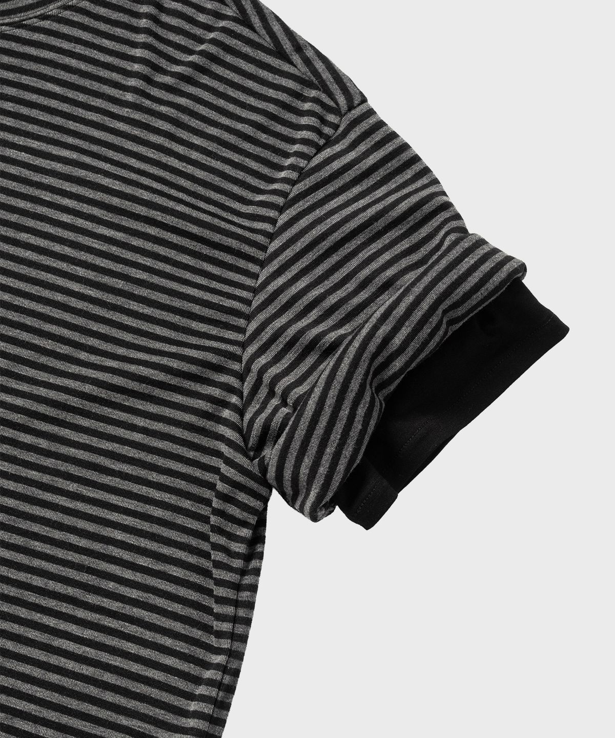 넌블랭크(NONBLANK) 스트라이프 크롭 HS 티셔츠_DARK GREY