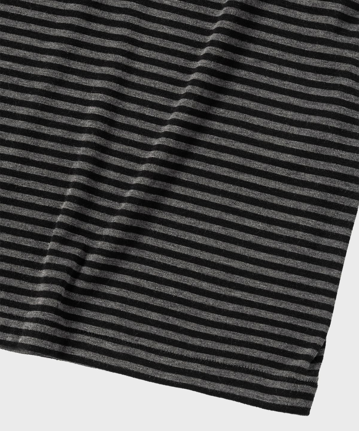 넌블랭크(NONBLANK) 스트라이프 크롭 HS 티셔츠_DARK GREY