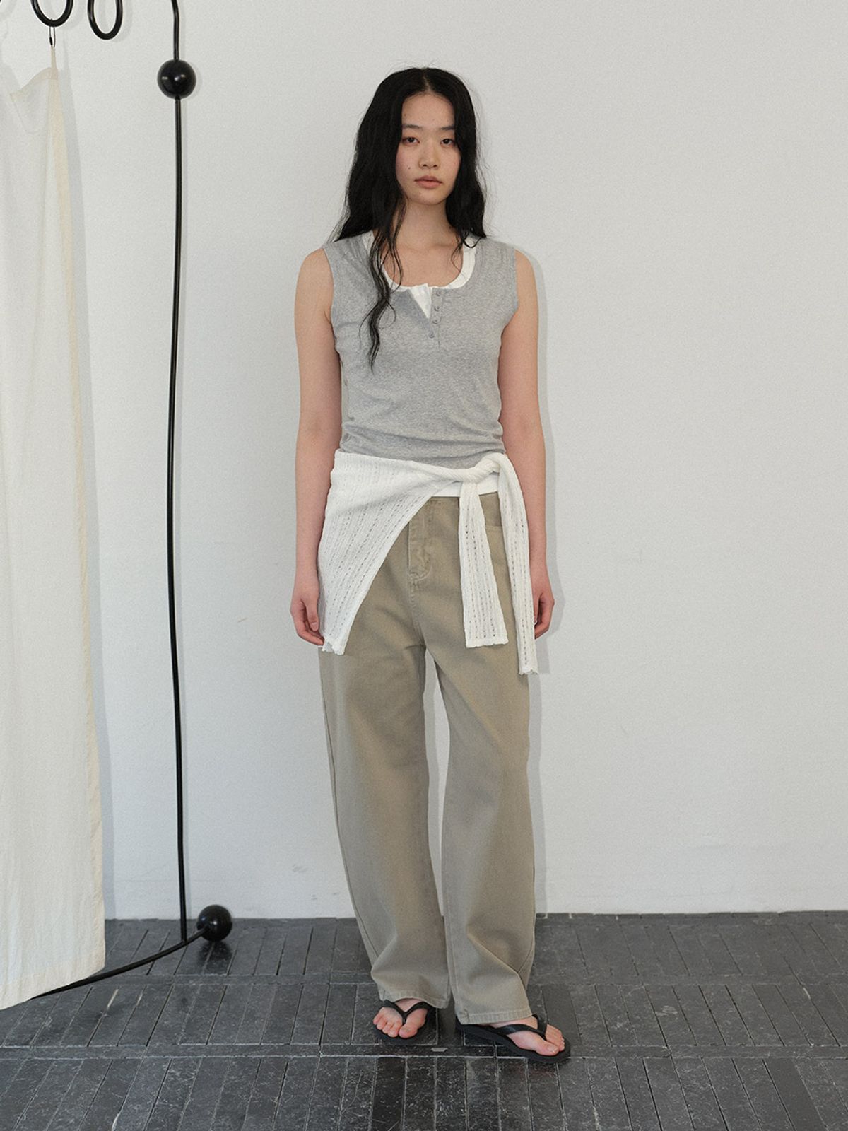 헌치(HUNCH) Henley Neck Sleeveless Top (3color)