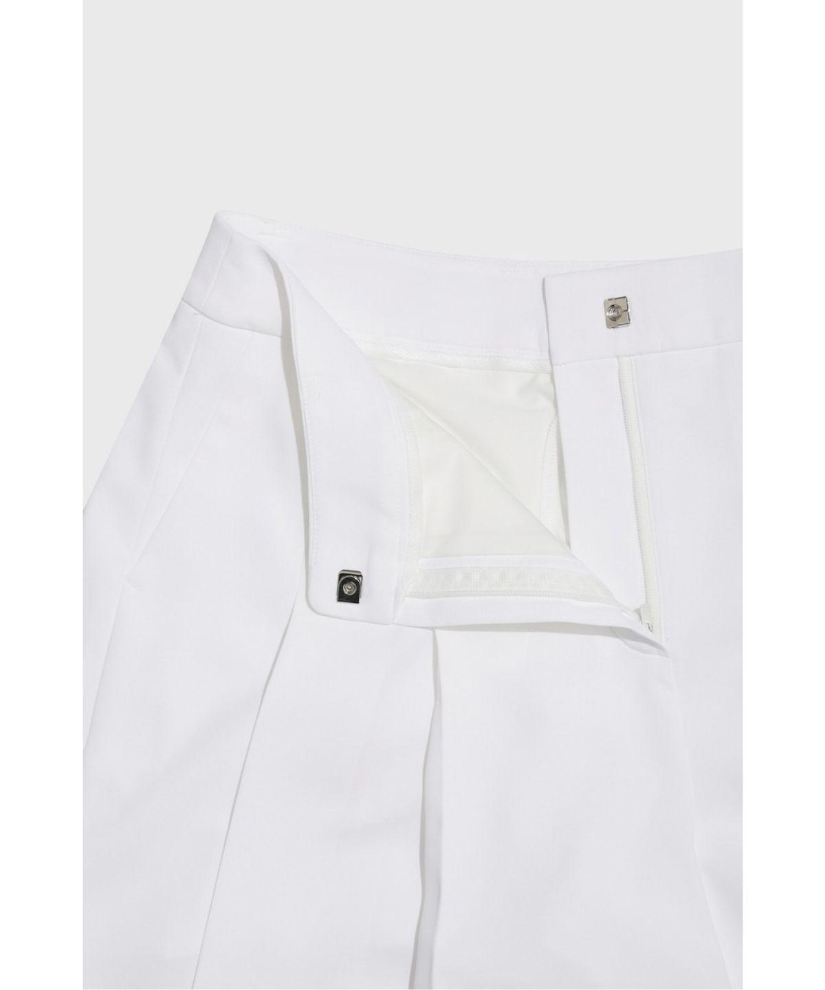 왁(WAAC) Athletic Blade Pleats Shorts WLPNM26402WHX