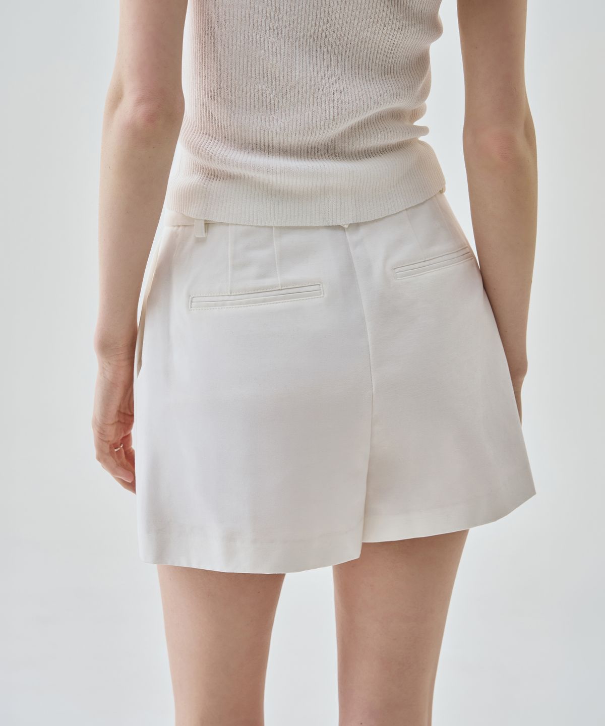 드로우핏 우먼(DRAWFIT WOMEN) 원턱 트윌 코튼 숏 팬츠 [L.BEIGE]