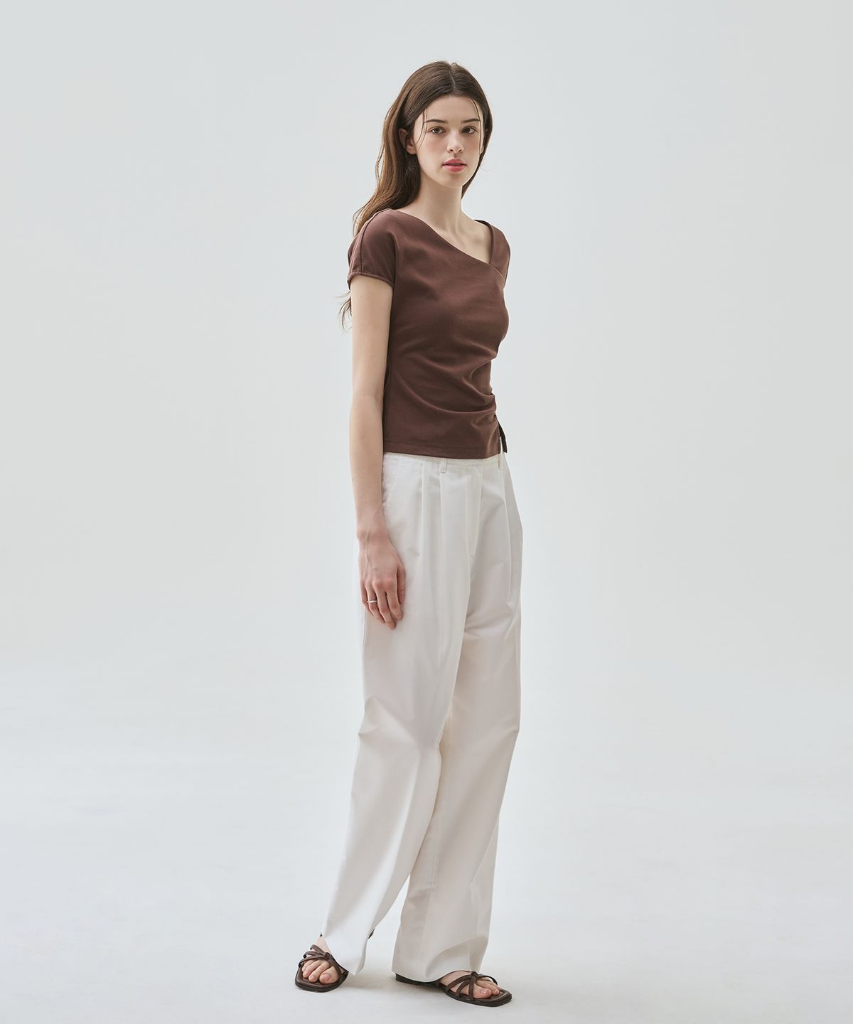 드로우핏 우먼(DRAWFIT WOMEN) 커브 셔링 턱 티셔츠 [WHITE]