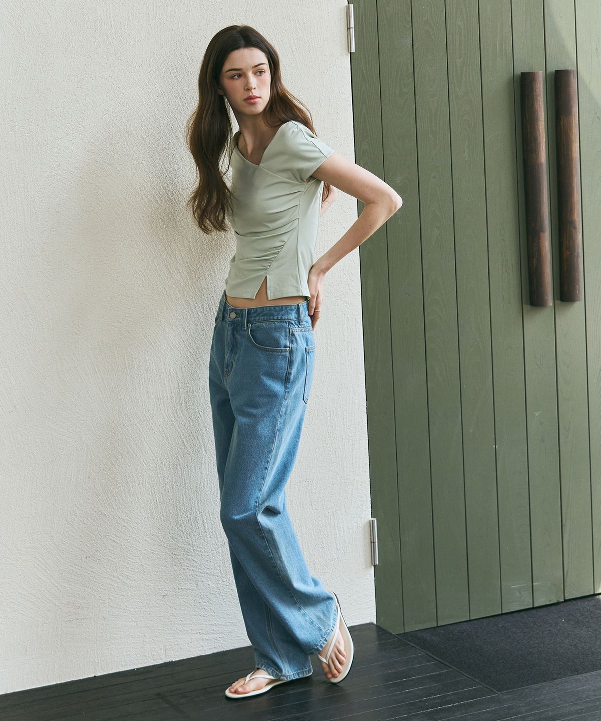 드로우핏 우먼(DRAWFIT WOMEN) 커브 셔링 턱 티셔츠 [WHITE]
