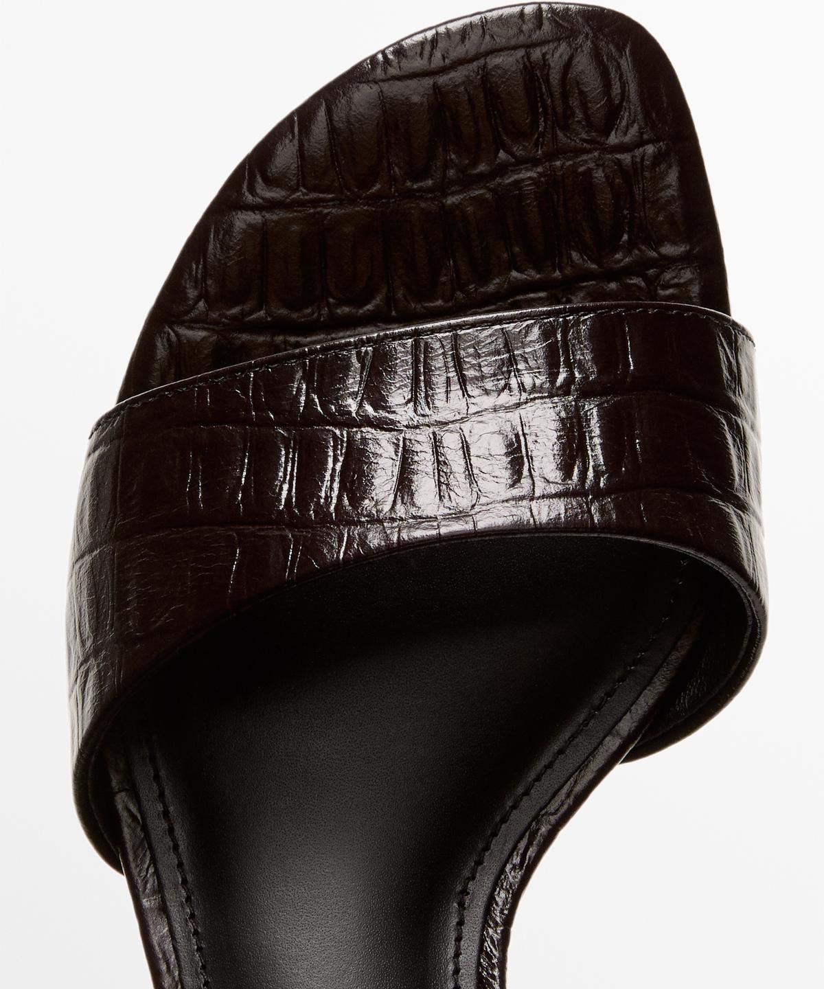 마시모두띠(MASSIMO DUTTI) 엠보스드 가죽 힐 샌들