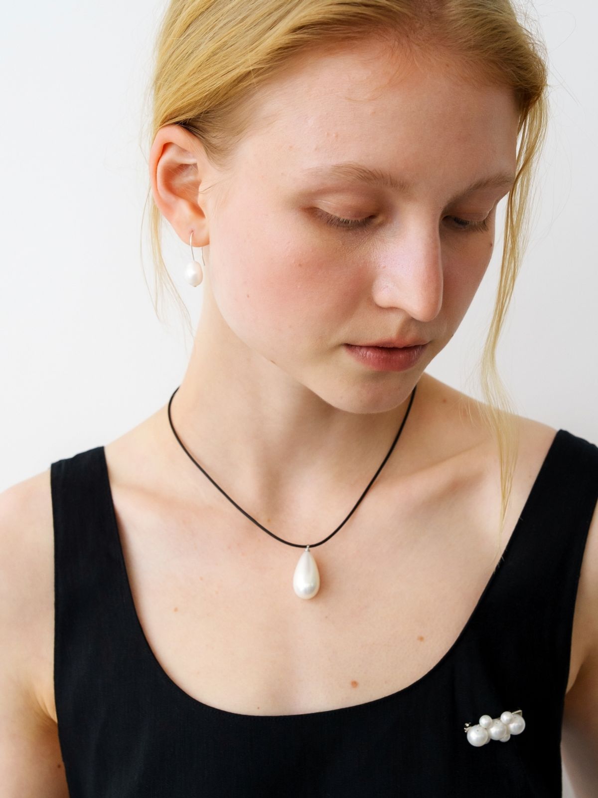 러브미몬스터(LOVE ME MONSTER) Bold Pearl Drop Leather Necklace (L261MNK060)