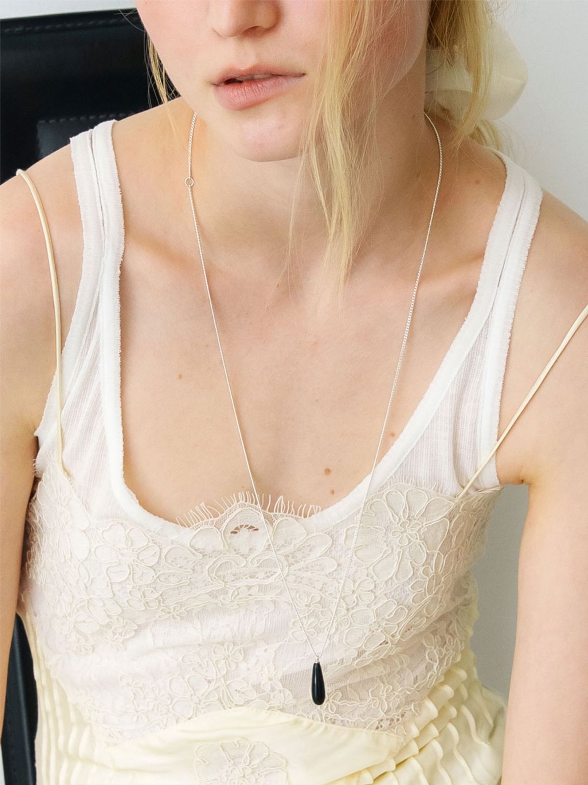 러브미몬스터(LOVE ME MONSTER) Slim Onyx Drop Long Chain Necklace (L261MNK090)