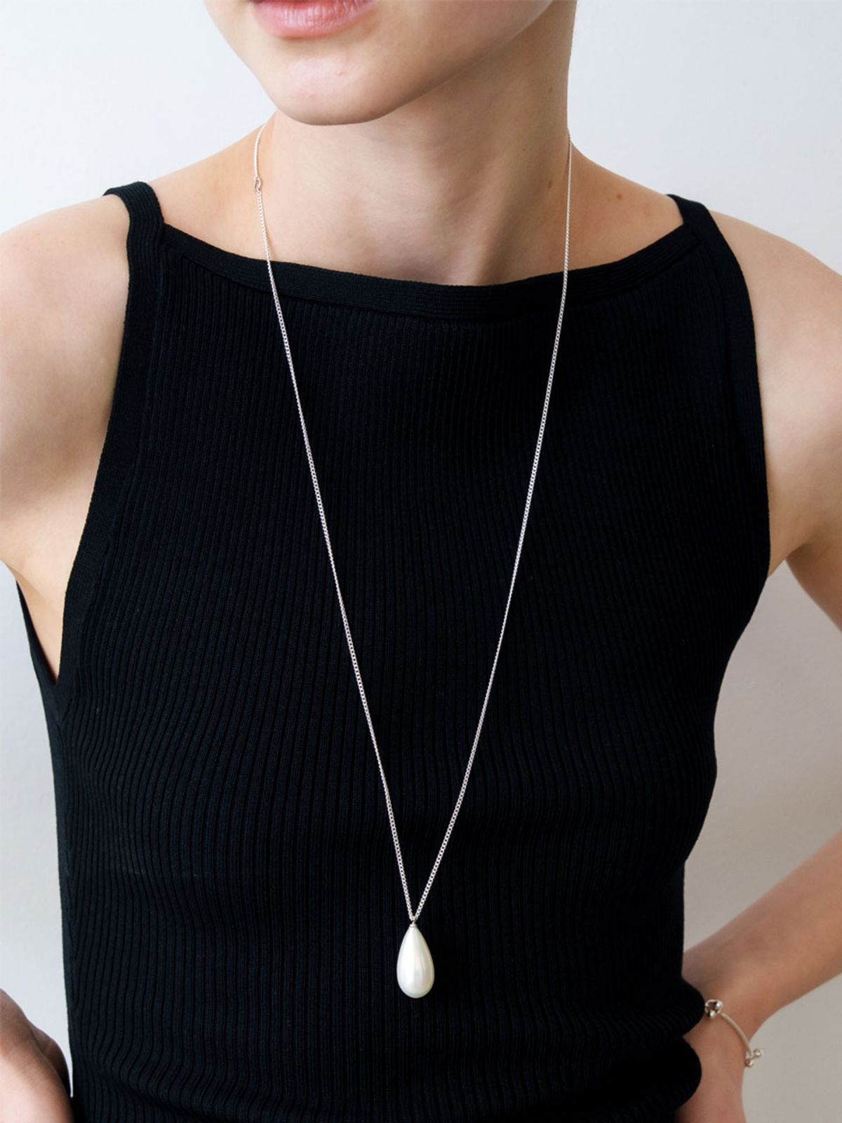 러브미몬스터(LOVE ME MONSTER) Bold Pearl Drop Long Chain Necklace (L261MNK100)