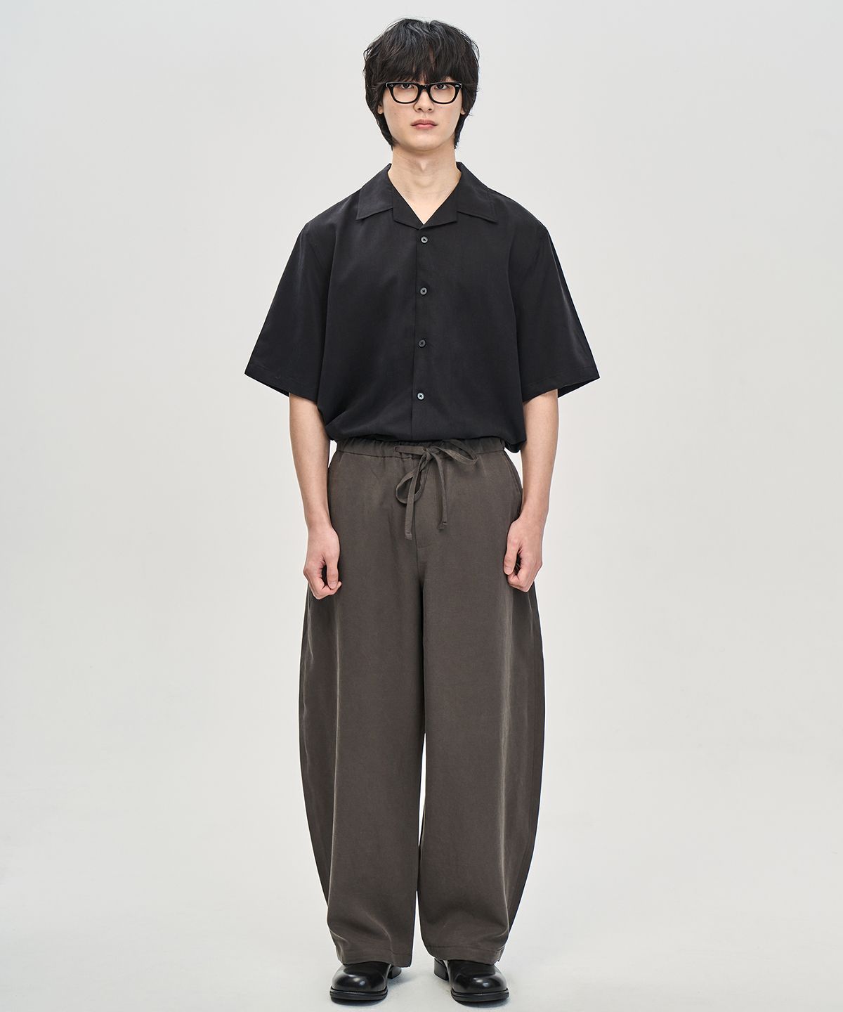 프레리(PRAIRIE) 린넨 배럴핏 와이드 슬랙스 (CHARCOAL BROWN)