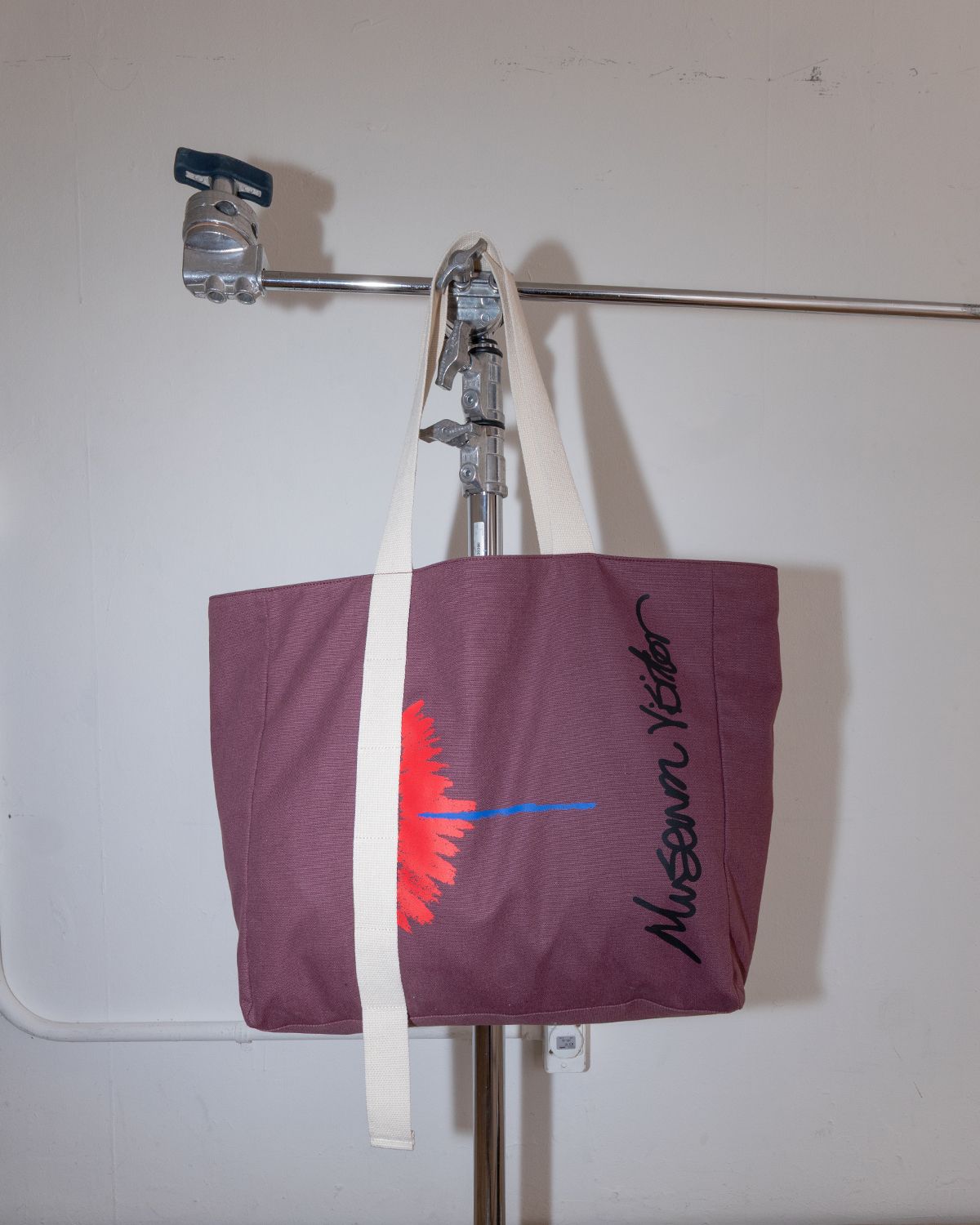 더뮤지엄비지터(THEMUSEUMVISITOR) ART STRAP BIG TOTE BAG (IVORY)