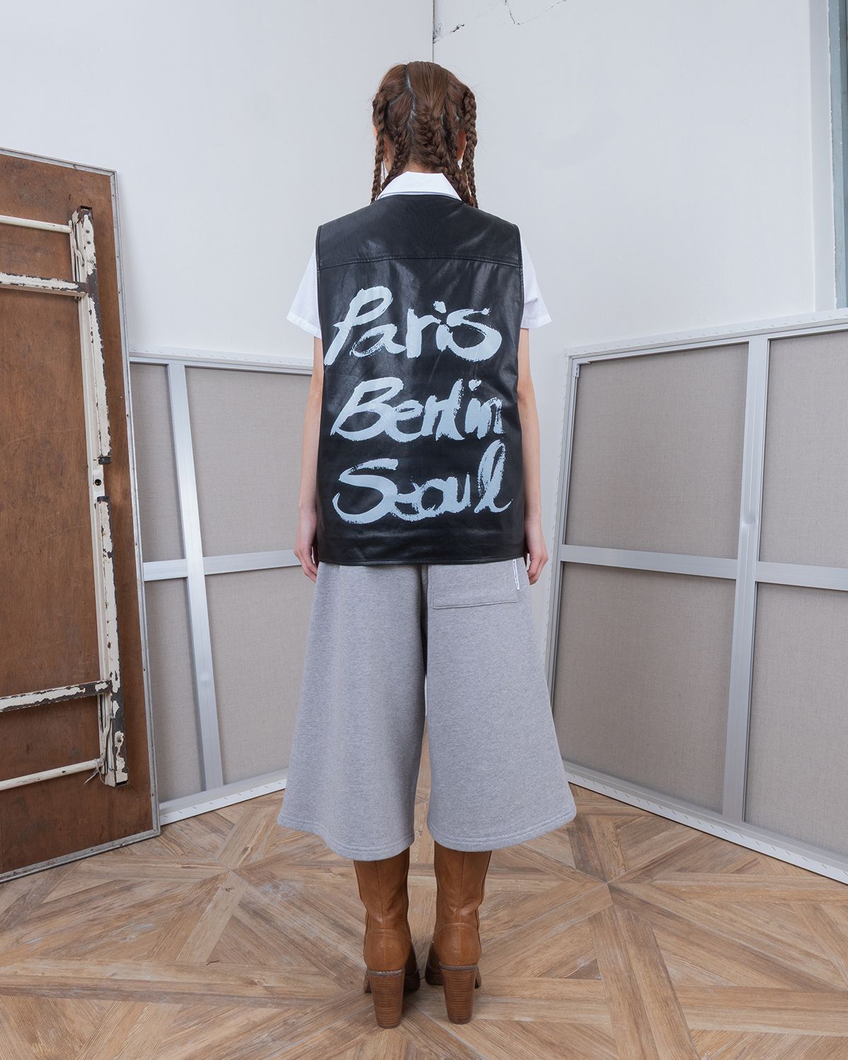 더뮤지엄비지터(THEMUSEUMVISITOR) PARIS BERLIN SEOUL BERMUDA SWEAT PANTS (GREY)