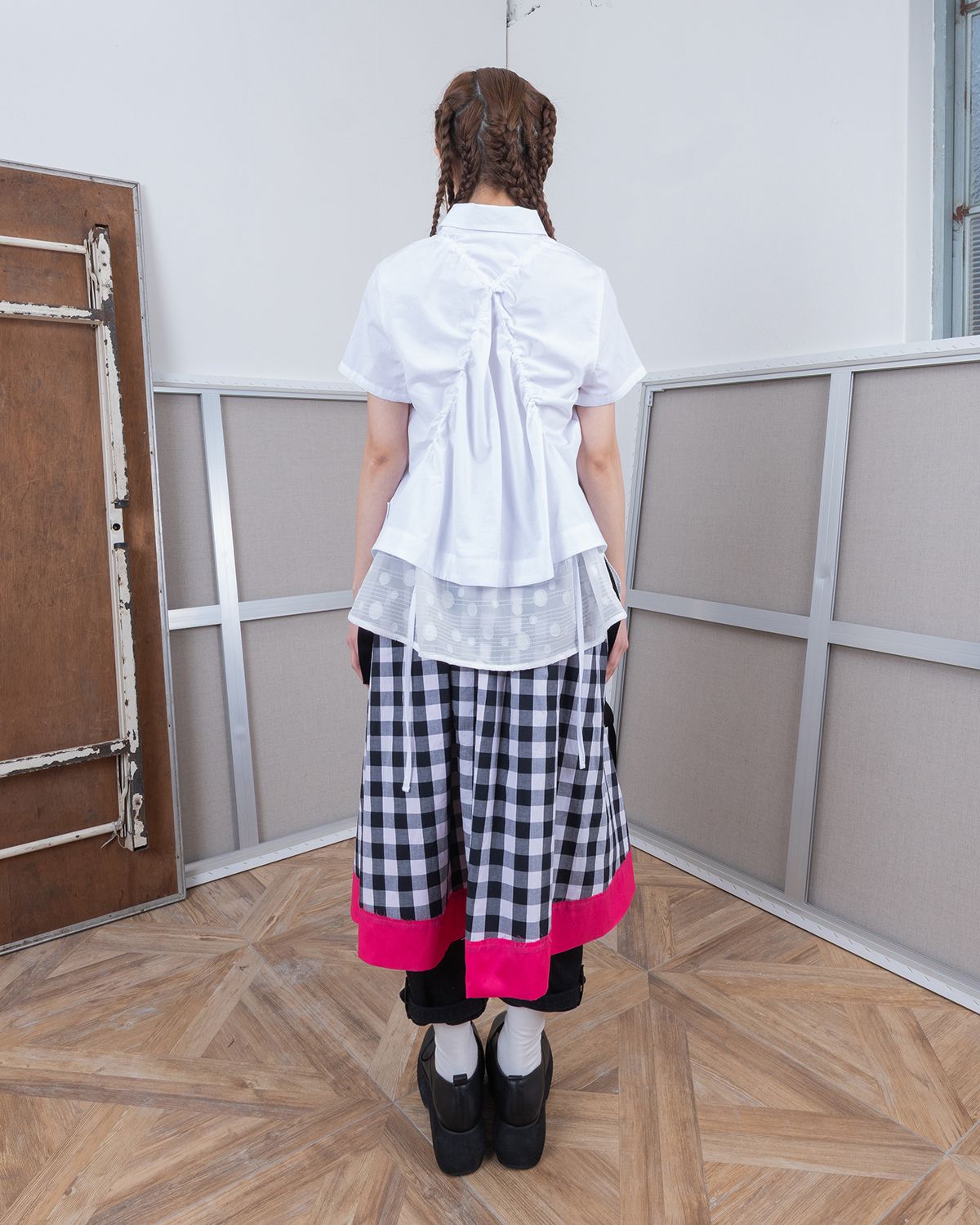 더뮤지엄비지터(THEMUSEUMVISITOR) W BONDAGE CHECK FLARE SKIRT (BLACK)