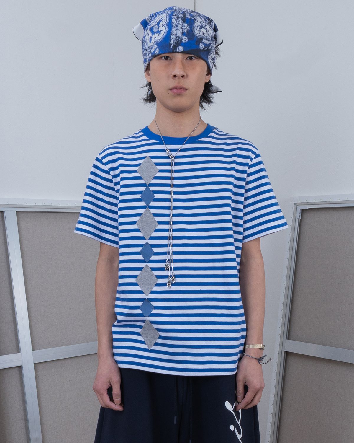 더뮤지엄비지터(THEMUSEUMVISITOR) ARGYLE PATTERN APPLIQUE STRIPE T-SHIRT (BLUE)